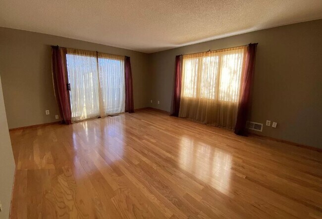 Building Photo - Your Contemporary Haven in Minneapolis for...