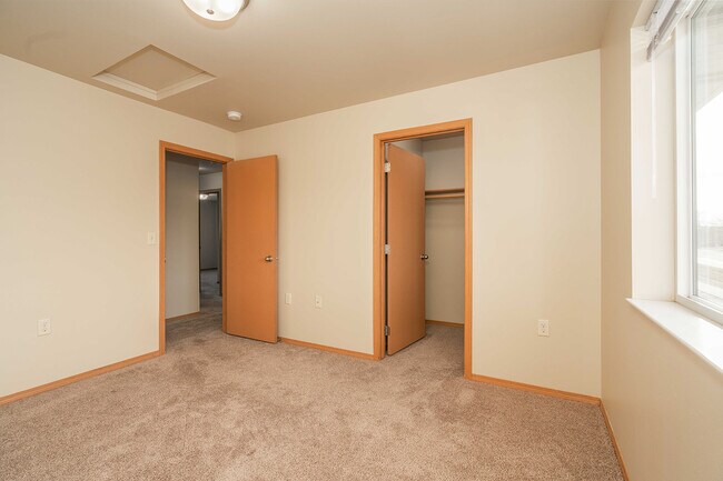 Foto del edificio - Benson Village Townhomes