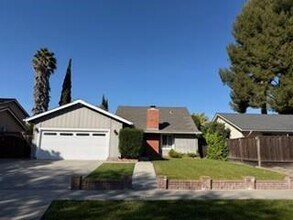 Building Photo - 493 Waskow Dr