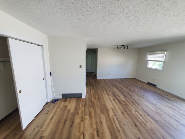 Foto del edificio - 562 Bailey Dr