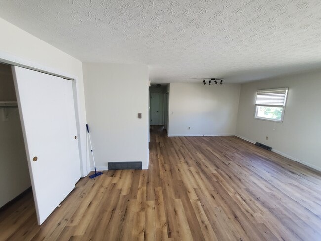 Building Photo - 562 Bailey Dr
