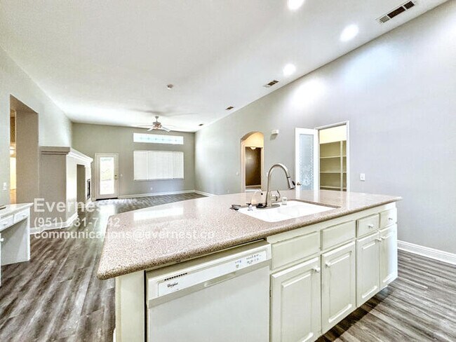 Foto del edificio - Beautiful 3-Bedroom Home with Fireplace an...