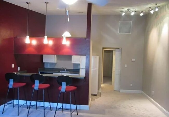 Building Photo - 1 bedroom 1 bath townhouse! Off of Tharpe st! Available now!