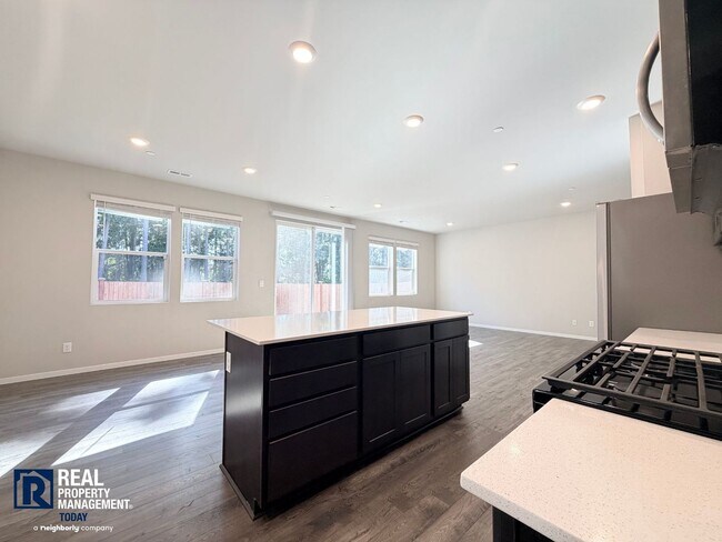 Foto del edificio - Stunning 4-Bedroom Home with Mount Rainier Views in Rainier Ridge!