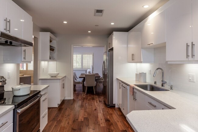 Building Photo - Downtown Los Altos Luxury Townhome