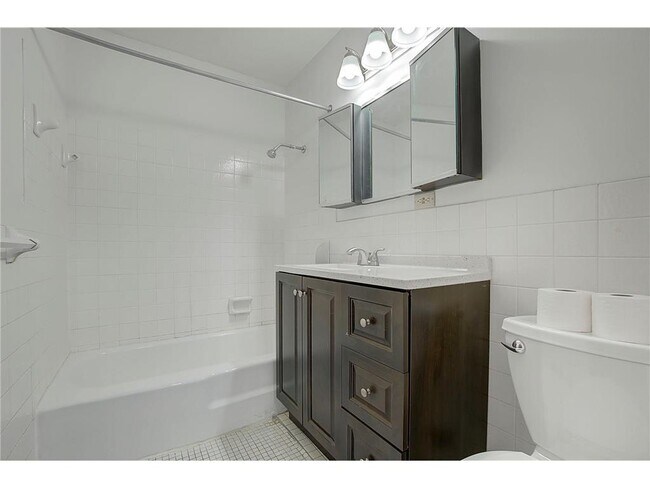 Building Photo - 2616 Harriet Avenue, Unit 321