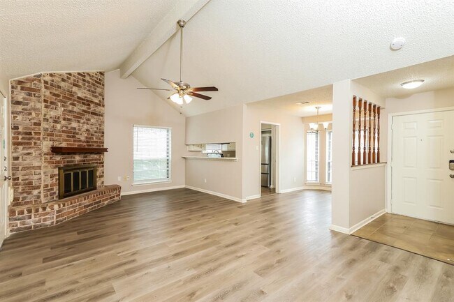 Foto del edificio - 2118 Maple Cir