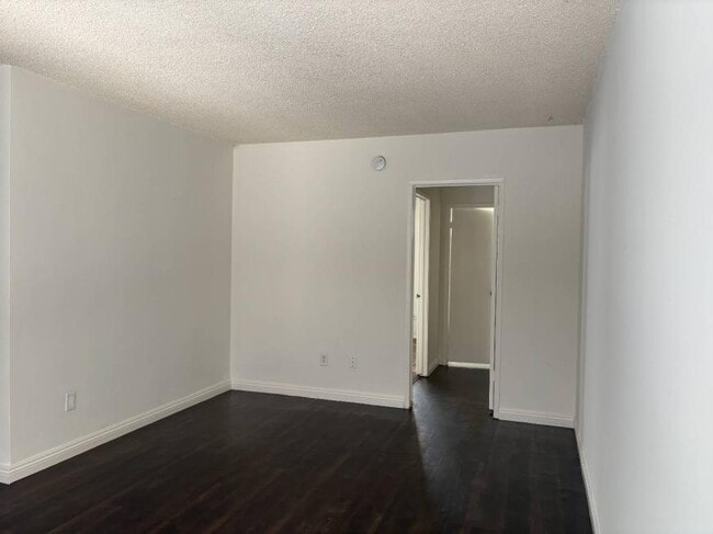 Foto del edificio - 1.0 bedroom in Los Angeles California 91343