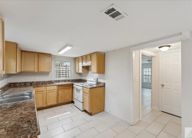 Building Photo - Charming 4BR Downtown Savannah Home with M...