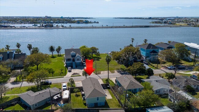 Foto del edificio - 1618 Bayou Shore Dr