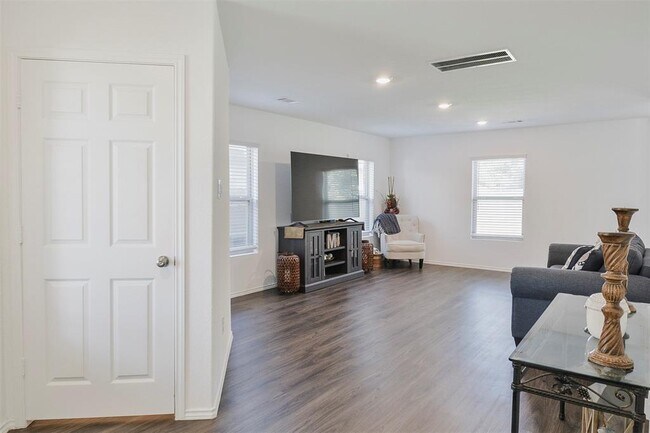 Foto del edificio - 6133 Dunsmore Cyn Ln