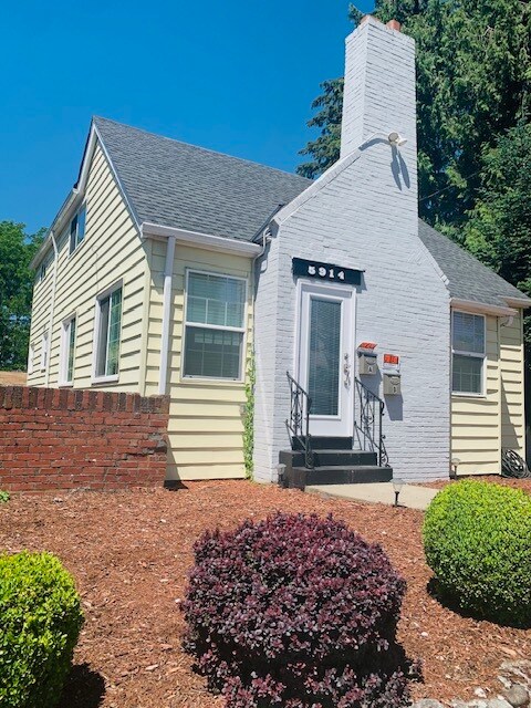 Vista lateral de la casa - 5914 S Carver St