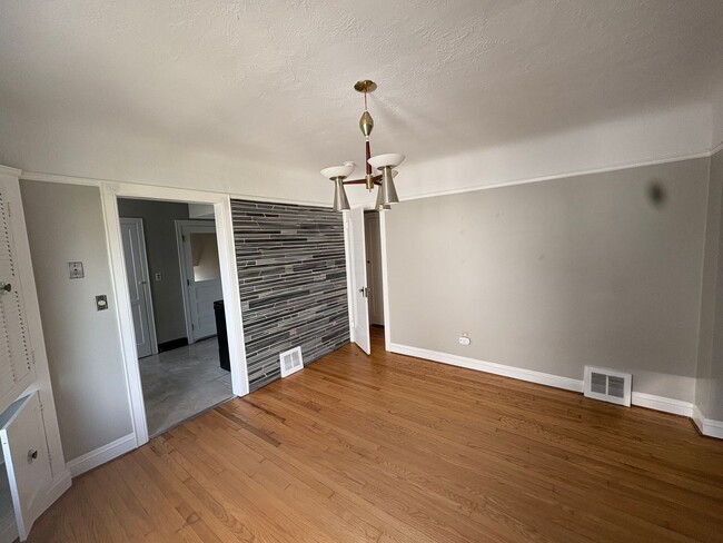 Building Photo - 2507 Brookview Blvd