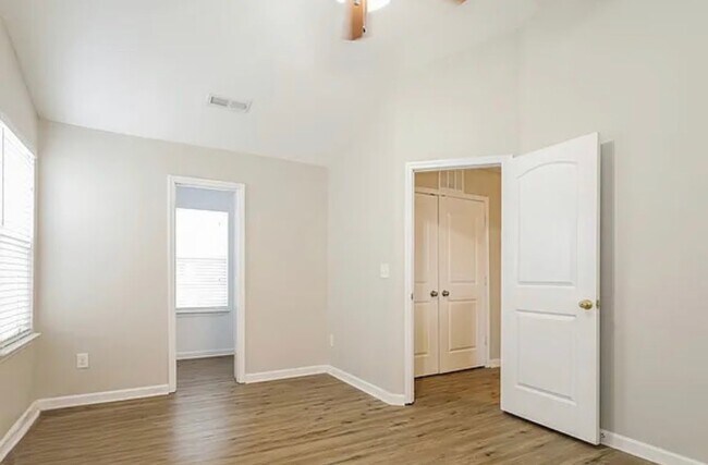 Foto del edificio - 5800 Natick Dr