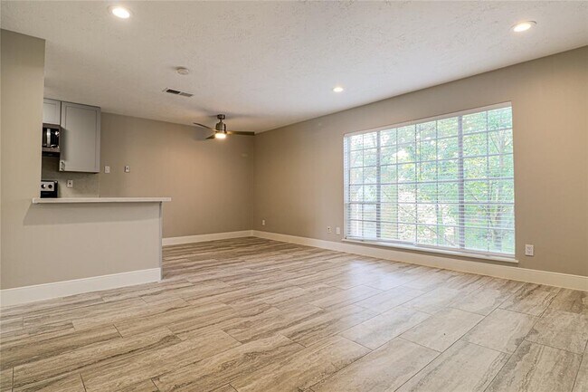Building Photo - 2201 Fountain View Dr