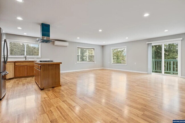 Foto del edificio - FIRST MONTH FREE W/12 MONTH LEASE! Newly R...