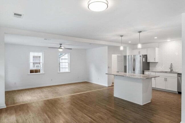 Building Photo - 1035 Nottingham Dr
