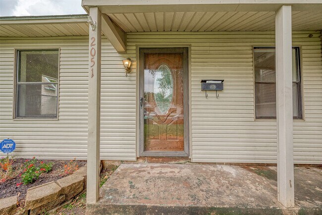 Building Photo - 2051 Santa Rosa St