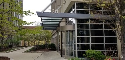 Building Photo - 720 N Larrabee St