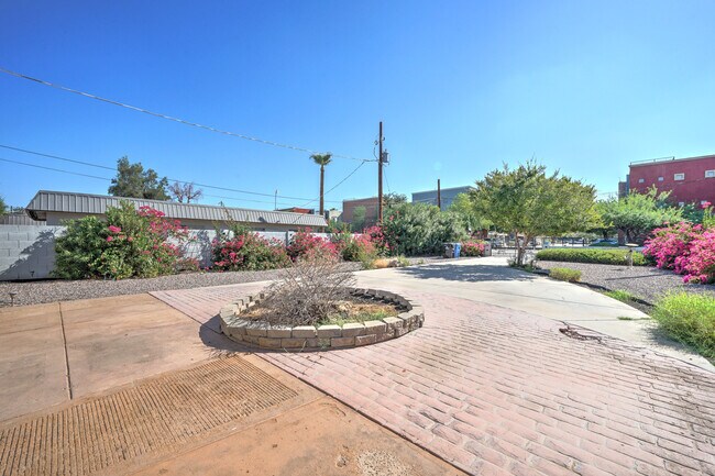 Building Photo - 3004 N 34th Pl