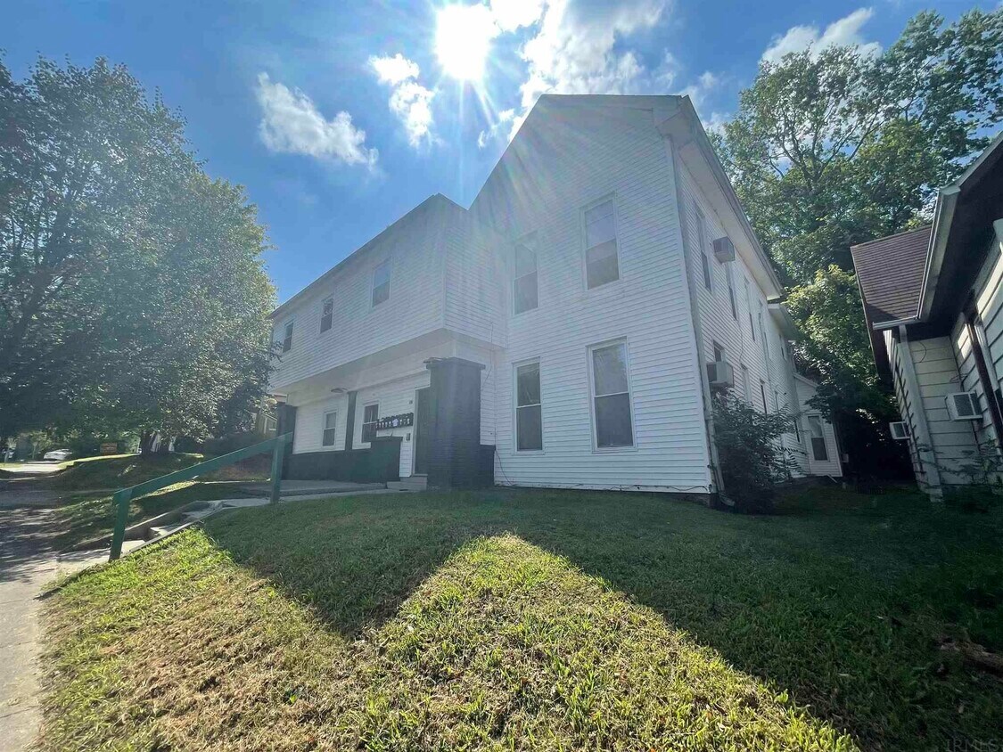 Foto principal - 416 E 2nd St