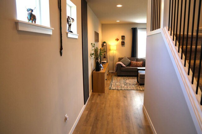 Building Photo - Short Term Leases! Furnished, Low Maintena...