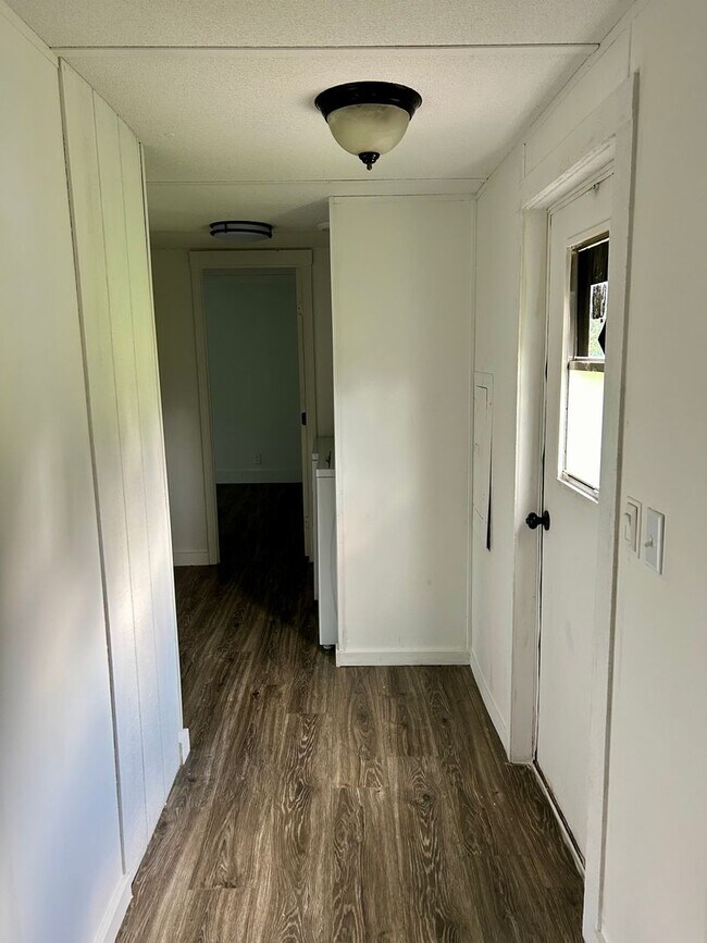 Foto del edificio - 2 Bed 1 Bath Mobile Home on large lot