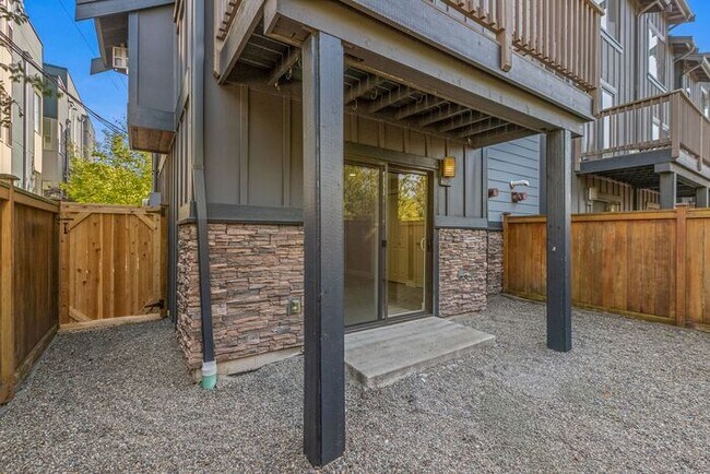 Building Photo - Pristine Modern Townhome in West Seattle!