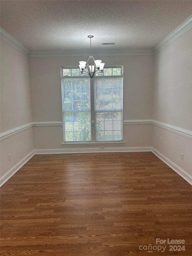 Foto del edificio - 5910 Waverly Lynn Ln