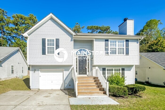 Foto principal - 3 Bedroom Pet-Friendly Home in Union City, GA with Main Street Renewal