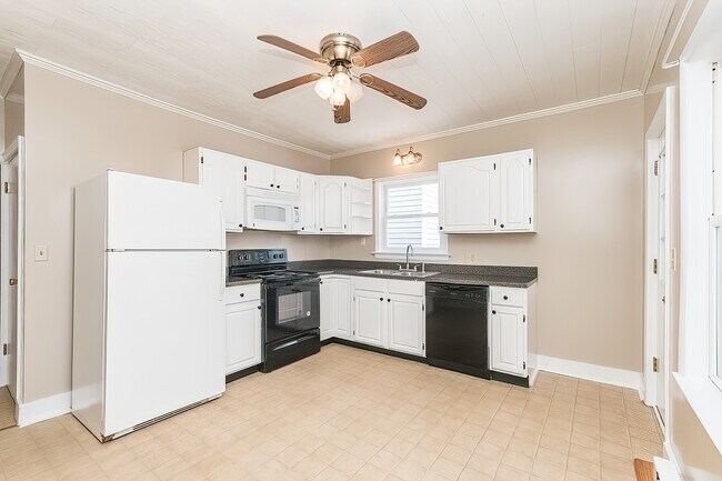 Kitchen - 224 S Illinois Ave