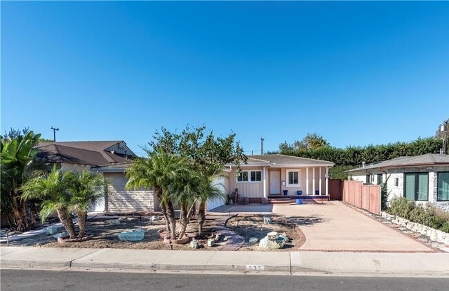 Building Photo - 535 Camino de Encanto
