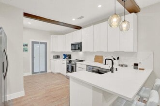 Building Photo - 727 Fernwood Dr