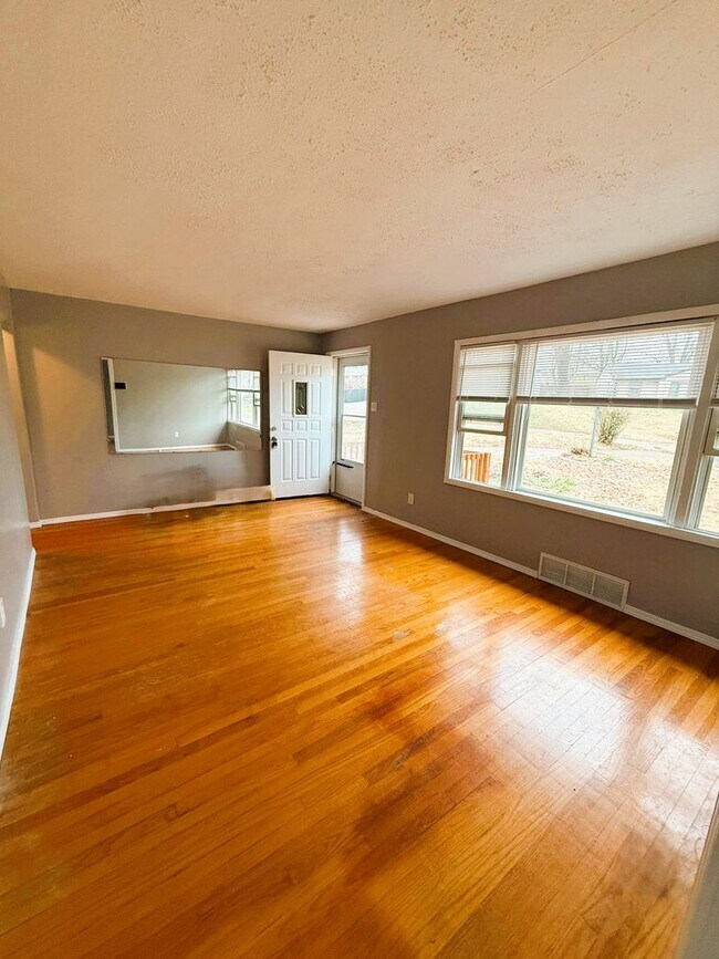 Building Photo - Spacious 3 Bedroom Rental in Florissant - Located on a cul-de-sac!