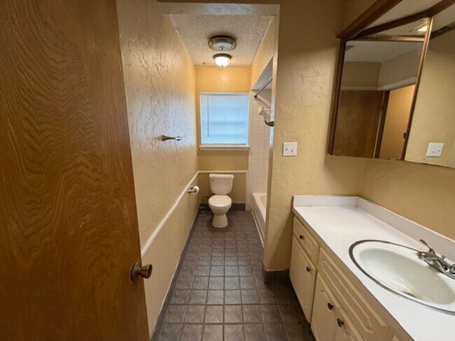 Foto del edificio - Wonderful east Norman home! Three bed, two bath, two car garage, fully fenced yard!