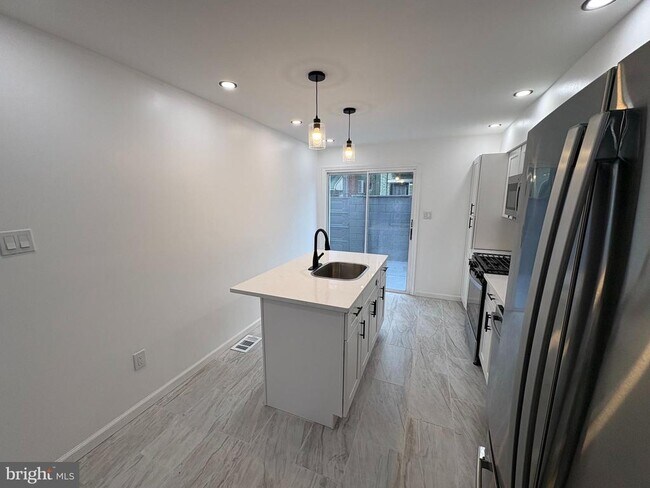 Building Photo - 2040 S Norwood St