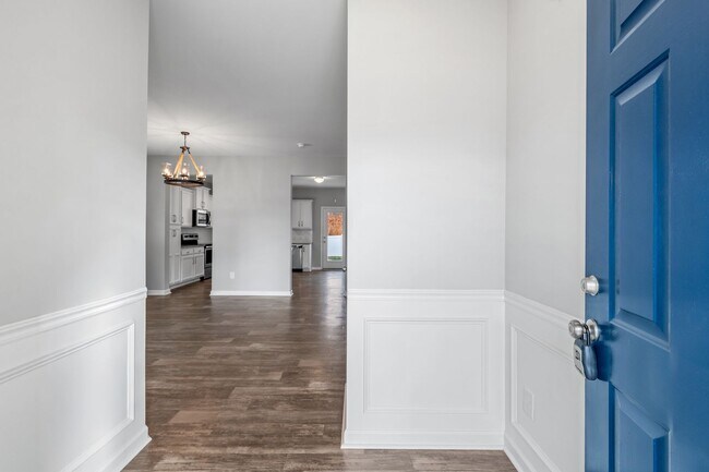 Foto del edificio - Newer Home in Reedy Fork, SS Appliance, Granite Counter-tops, Island, Office, Den, FP, Loft, Gara...