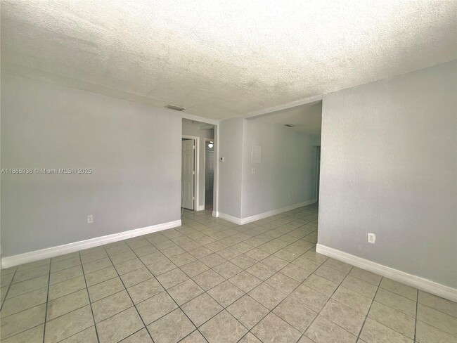 Foto del edificio - 15800 NW 39th Pl