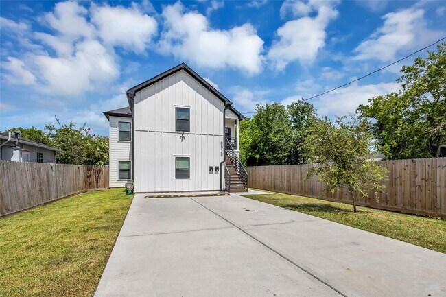 Building Photo - 8529 Dosia St