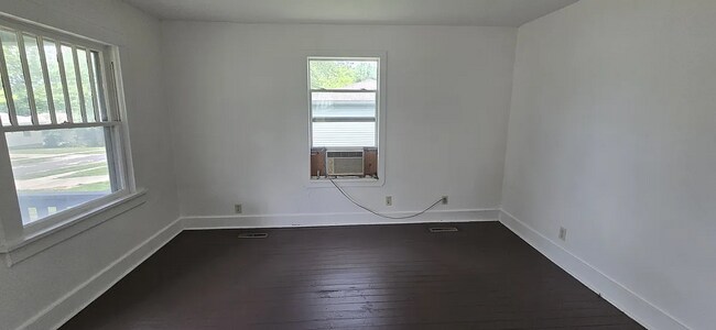 Foto del edificio - 2062 N Albertha Ave