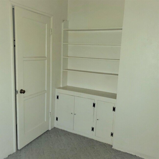 Building Photo - 45002 Kingtree Ave