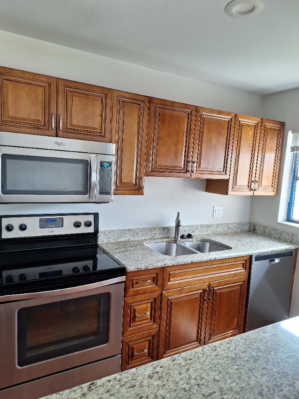 Foto del edificio - 665 Enfield St