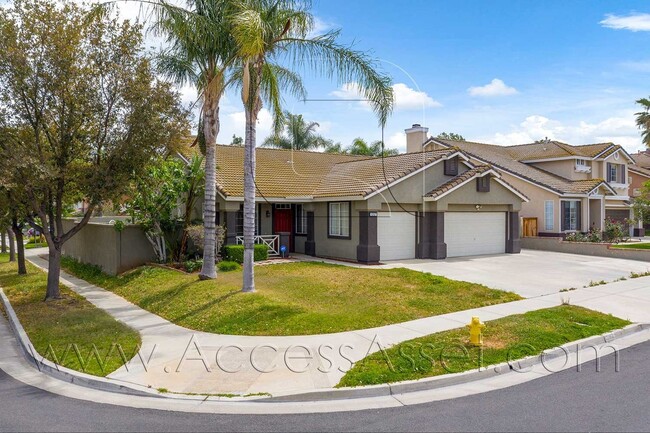 Foto del edificio - A Beautiful Corona Home Designed for Open Space and Comfortable Living