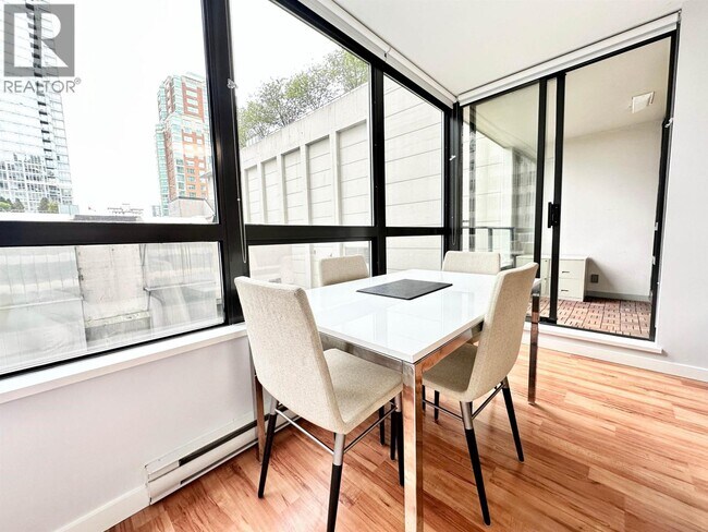 Building Photo - 933 Hornby St
