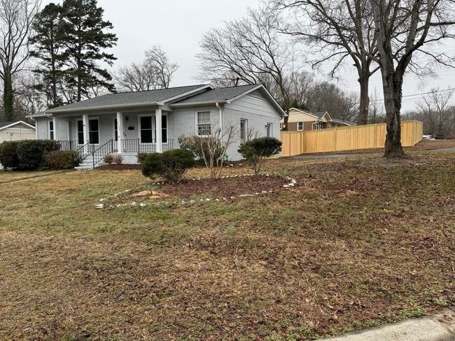 Foto del edificio - 3729 Woodleaf Rd