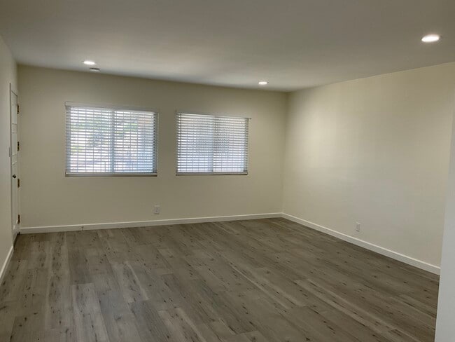 Building Photo - 4940 Lennox Blvd
