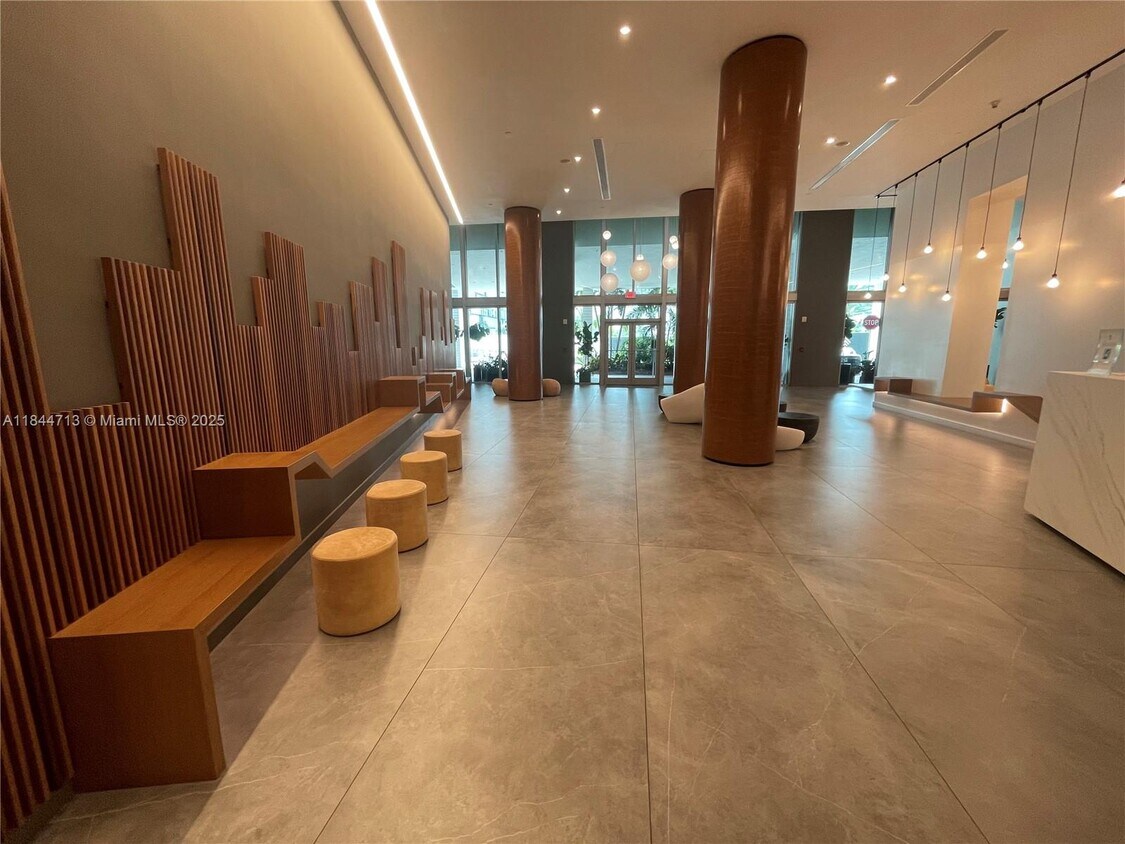 Foto principal - 350 S Miami Ave