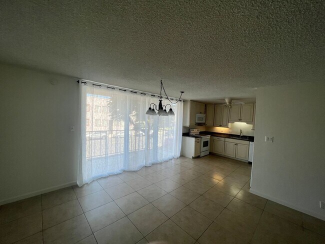 Foto del edificio - 2 Bedroom 2 Bath Spacious Condo For Rent in Long Beach Comes with Assigned Garage Space !