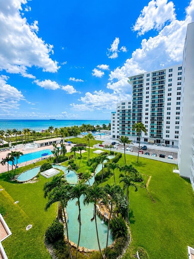 Foto del edificio - 5005 Collins Ave