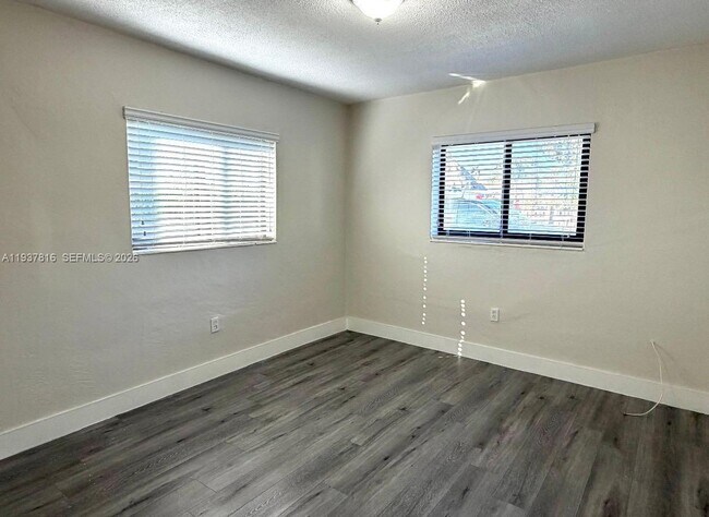 Building Photo - 805 W 30th St